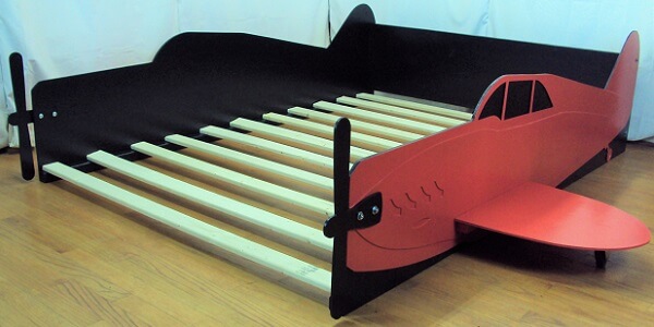 Red full propeller plane bed