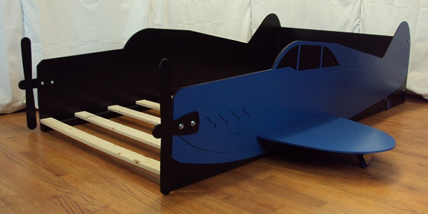 Blue airplane bed front three-quarter view